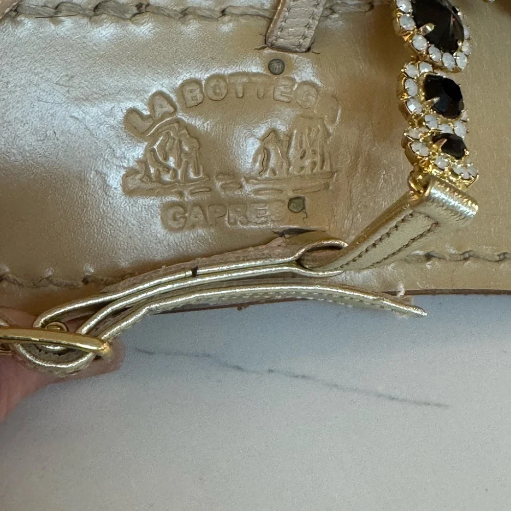 💛🖤 LA BOTTEGA CAPRESE MADE IN ITALY GOLD LEATHER AND CRYSTAL THONG SANDAL.!